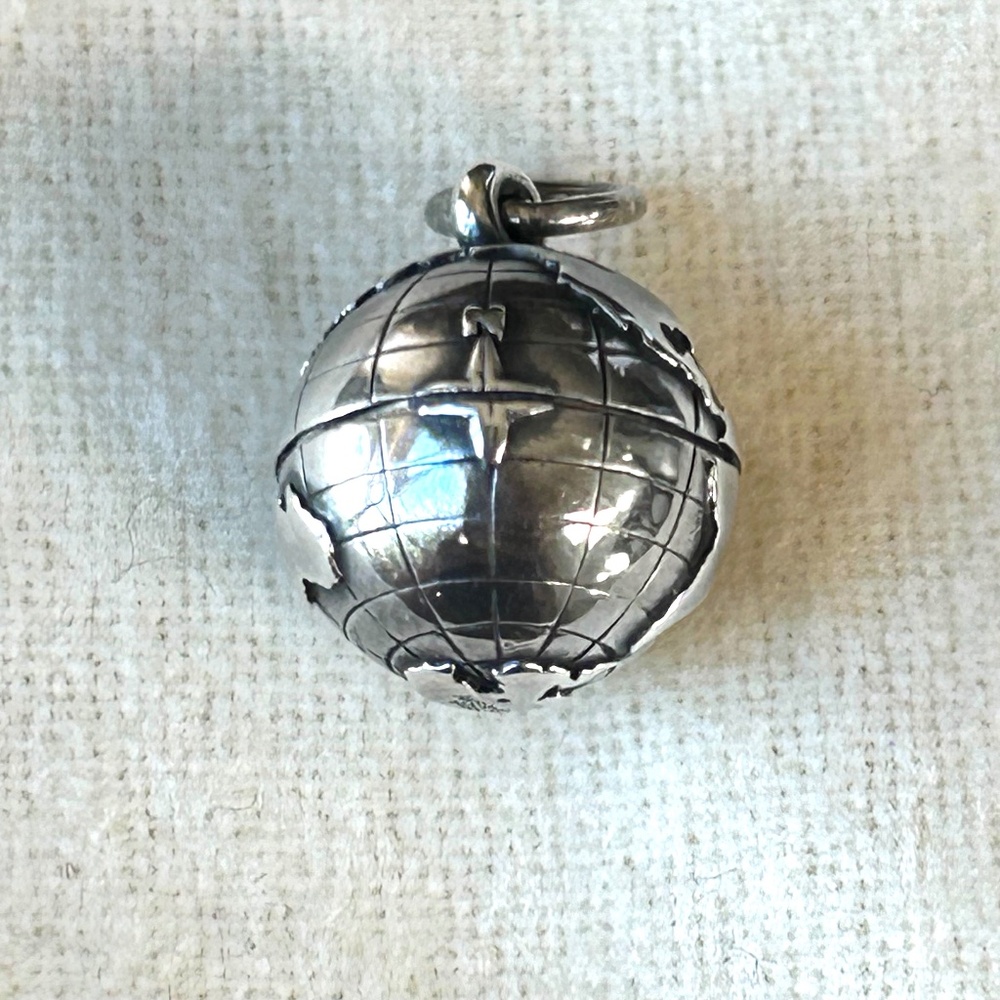 James Avery 3D Planet Earth Globe Charm ( RETIRED ). Vintage. NWOT